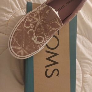 Toms sneakers
